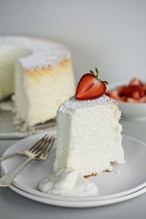 Angel Food Cake Strawberries, Fat Cakes Recipe, Low Fat Cake, Angel Food Cake Desserts, Cake Light, Cake Baking Pans, Light Cakes, Angel Cake, Special Desserts