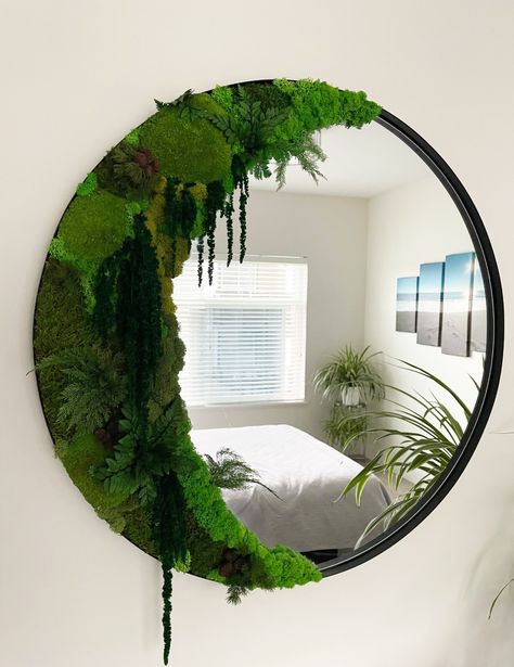 Round Moss Mirror, Moss Mirror Diy, Mirror Crafts Diy, Mirror Moss, Diy Mirror Design, Plant Mirror, Forest Mirror, Moss Mirror, Moss Walls