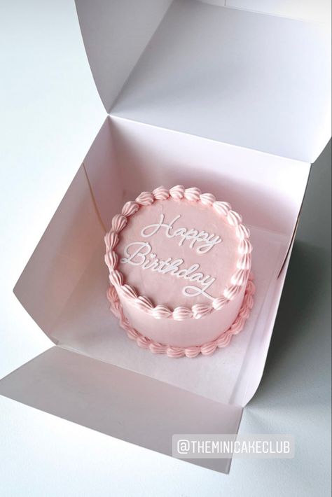 Round Bento Cake, Pretty Birthday Cakes Simple, Pink Round Cake Birthday, Bento Cake Rosa, Cute Birthday Cakes Pink, Pink And White Cake Designs, Birthday Cakes Pink And White, Round Birthday Cake For Women, Pink 20th Birthday Cake