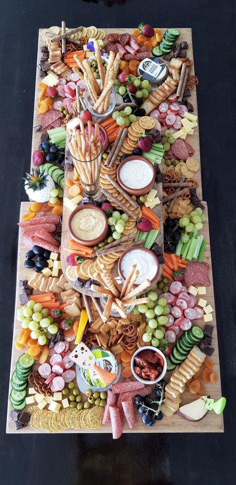 Housewarming Party Food, Grazing Platter Ideas, Savoury Party Food, Platter Ideas, Decorações Com Comidas, Snack Platter, Party Food Buffet, Charcuterie Inspiration, Party Food Platters