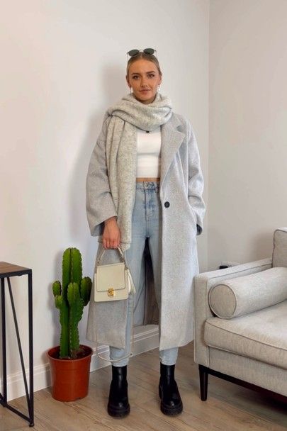 Grey Coat Outfit, Mantel Outfit, Nyc Outfits, New York Outfits, Gray Coat, Skandinavian Fashion, Winter Fashion Outfits Casual, Scarf Outfit, Cold Outfits