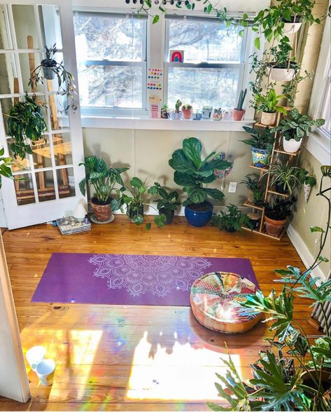 Yoga Studio Apartment, House Yoga Room, Yoga Room With Plants, Yoga Room Aesthetic, Small Yoga Room At Home, Yoga Space In Bedroom, At Home Yoga Space, Yoga Area At Home, Zen Corner Ideas