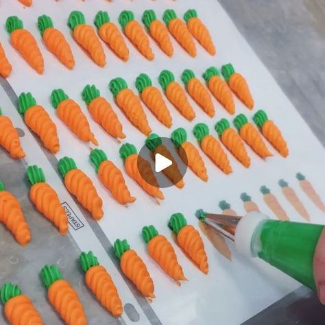 Carrot Cupcakes Decoration Ideas, Frosting Carrots Decoration, Carrot Frosting Design, Square Carrot Cake Decoration, Carrot Cake Icing Decoration, Carrot Icing Decoration, Carrot Cake Pictures, Carrot Decorations Cake, Cake Carrot Decoration