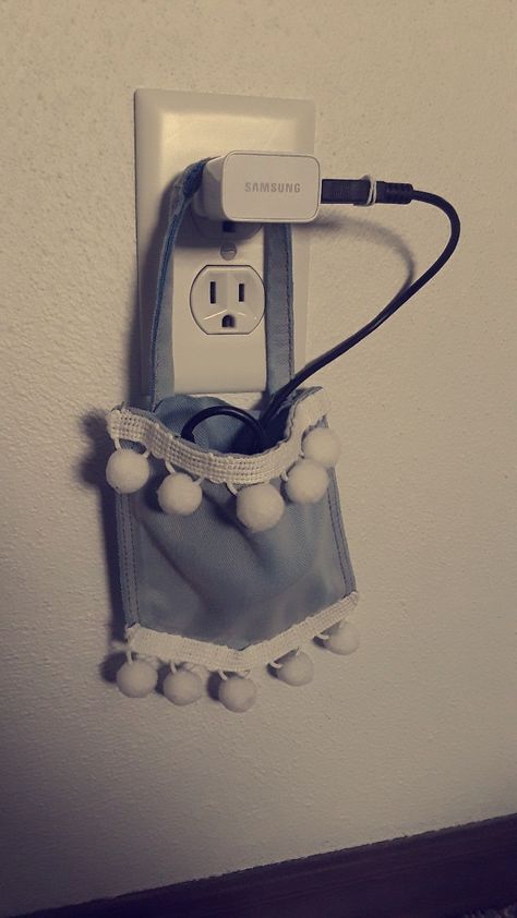 DIY phone charger holder. Works great 👍👌 Upcycling, Diy Phone Holder For Wall, Cell Phone Charger Holder Diy, Usefull Gifts, Diy Phone Charger, Cell Phone Charger Holder, Remote Holder, Diy Phone Holder, Phone Charger Holder