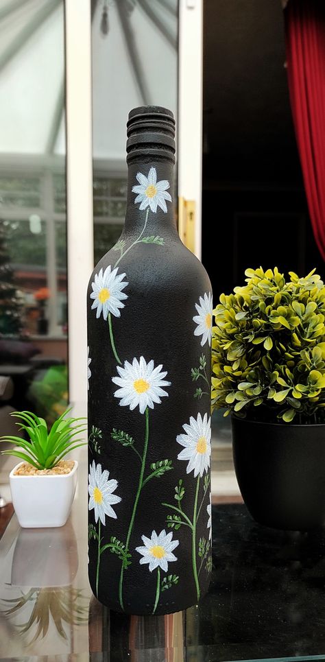 Painted Bottles Flowers, Bottle Painting Ideas Acrylics Handmade Home Decor, Painting On Glass Bottles Simple, Design For Bottle Painting, Black Bottle Painting Ideas, Bottle Painting For Plants, Flower Bottle Art, Bottel Paint Design, Painting Ideas On Bottles