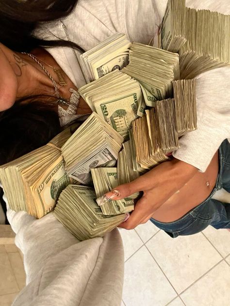 #Vision_Boards_Money #Money_Manifestation_Pictures #Getting_Money_Aesthetic #Realtor_Aesthetic Spoiled Girl, Vision Board Themes, Vision Board Pics, Manifesting Vision Board, Money Vision Board, Vision Board Images, Future Vision, Vision Board Photos, Vision Board Pictures