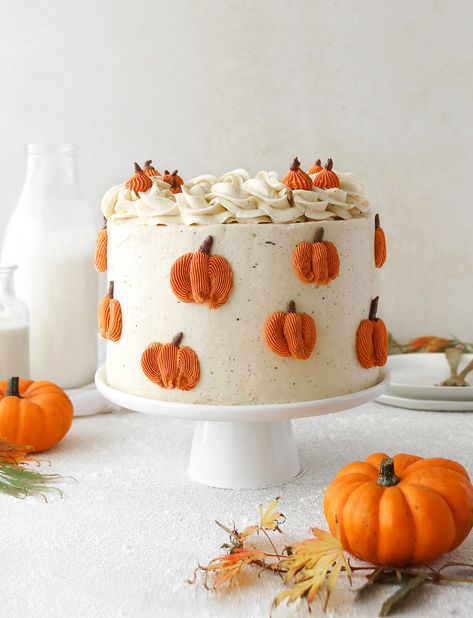 Spice Cake With Pumpkin, Pumpkin Spice Cake Recipe, Vegan Cream Cheese Frosting, Vegan Pumpkin Spice, Pumpkin First Birthday, Thanksgiving Cakes, Sponge Cakes, Pumpkin Cake Recipes, Vegan Caramel