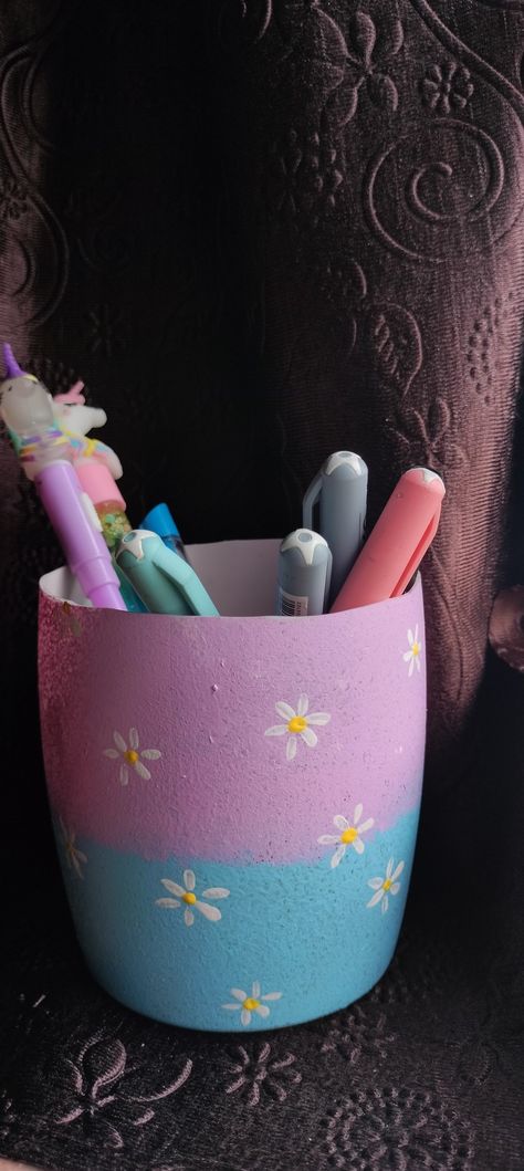 💜💙Pen holder 💙💜 How To Make Pen Stand With Paper, Pen Stand Decoration Ideas, Pen Stand Painting Ideas Aesthetic, Pen Holder Craft Ideas, Diy Pen Stand Aesthetic, Diy Pencil Holder Aesthetic, Pen Holder Painting Ideas, Handmade Pen Holder, Penholder Aesthetic Diy