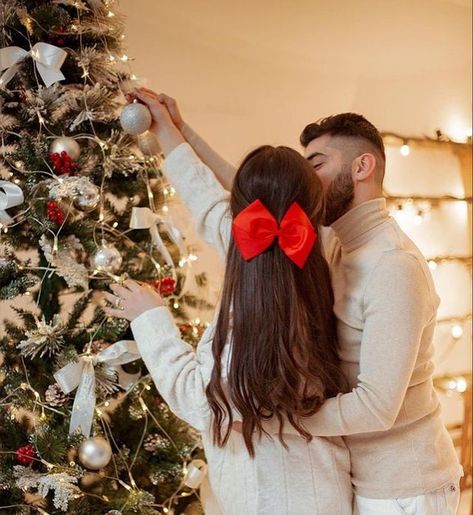 Christmas Pfps Aesthetic, Christmas Dp, Christmas Pfp Aesthetic, Christmas Photography Couples, Maternity Christmas Pictures, Christmas Dress Ideas, Christmas Tree Photoshoot, Christmas Dress Party, Christmas Dressing