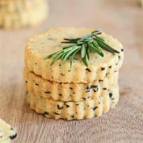 19 Savory Cookie Recipes for Your Next Cocktail Party - Brit + Co Spicy Crackers, Savoury Crackers, Potato Chip Cookies, Savory Oatmeal, Savoury Biscuits, Cheese Cookies, Savoury Baking, Cracker Recipes, Cheese Platters