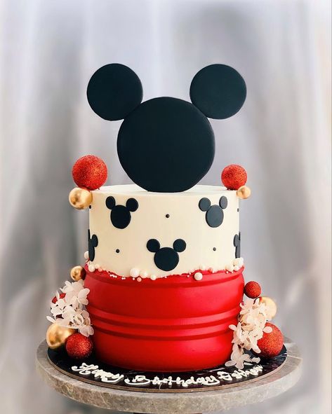 📸 whiskandsugar.cakery [IG] Mickey Mouse Birthday Cake, Mickey Mouse Cupcakes, Bday Party Kids, Mickey Theme, Disneyland Birthday, Mickey Cakes, Mickey Mouse Cake, Baby Boy Cakes, Minnie Mouse Cake