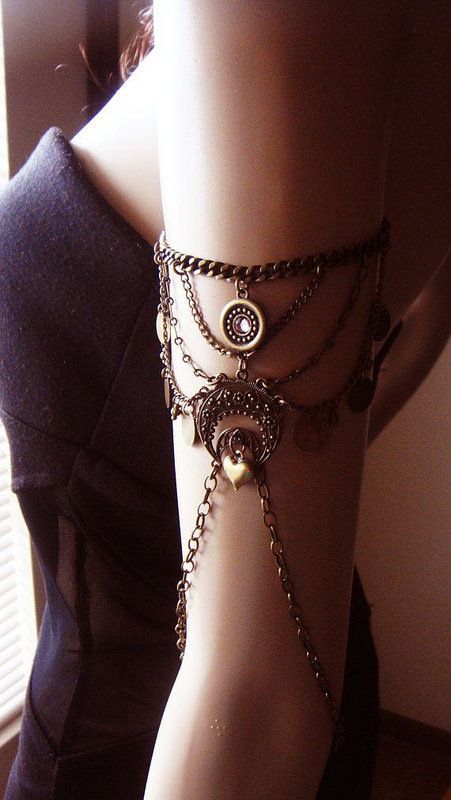 Chain Armlet Shoulder armor, chain shoulder jewelry, Shoulder Piece, Shoulder chain .upper arm chain, body chain. Steampunk Mode, Moda Steampunk, Shoulder Piece, Shoulder Jewelry, Electric Forest, Shoulder Armor, Body Chains, Estilo Hippie, Bohol