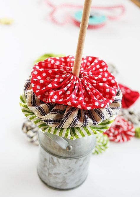 Yo Yo Projects, Fabric Yoyo Projects, Yo Yo Christmas Tree, Yoyo Flowers, Fabric Yoyo, Holiday Fabric Crafts, Christmas Tree Tutorial, Tree Tutorial, Cute Craft