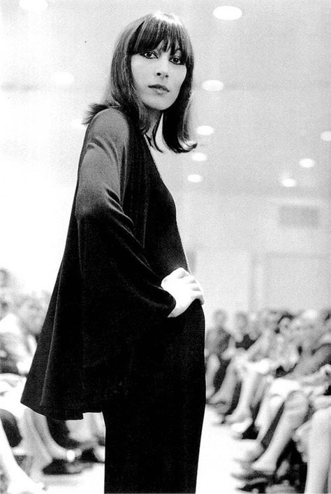 21 Pictures of Young Anjelica Huston Halston 1970s, Anjelica Houston, Angelica Houston, Angelica Huston, Moda Hippie, Anjelica Huston, Style Parisienne, Charlotte Rampling, Fest Outfits