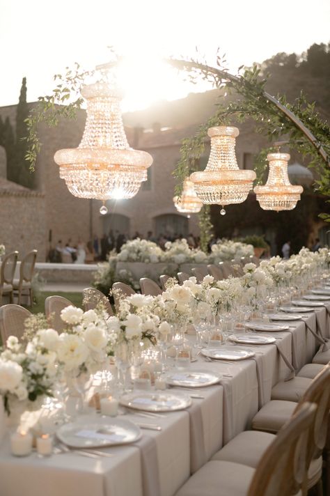 Wedding Table Settings Neutral, Italian Wedding Decorations Reception Ideas, Chic And Elegant Wedding Ideas, Simple Classic Wedding Reception, Wedding In Spain Aesthetic, Timeless European Wedding, Neutral Tones Wedding Decor, Clean Floral Aesthetic, European Wedding Tablescape