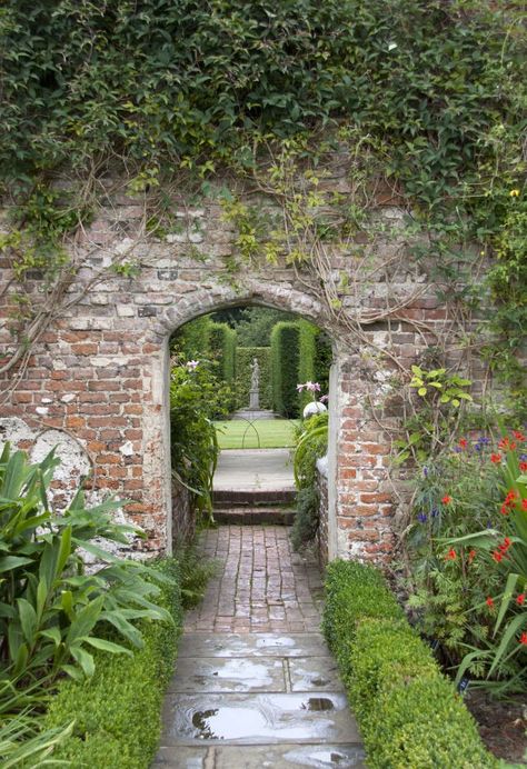 10 Garden Ideas to Steal from Vita Sackville-West at Sissinghurst Castle - Gardenista Sissinghurst Garden, Vita Sackville West, English Garden Design, Famous Gardens, Estate Garden, Sloped Garden, Cottage Garden Design, Walled Garden, Castle Garden