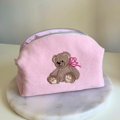 Bear Embroidered Makeup Bag Size: 20x10x9cm ✂️%100 cotton fabric. 🧼Washing Instructions: It can be hand washed. Please don't iron. 📦 Packaging: The products are shipped out within 1-2 working days. Embroidered Makeup Bag, Aesthetic Pouches, Makeup Bag Coquette, Aesthetic Pouch, Cute Makeup Pouch, Pouch Embroidery, Cute Pouches, Wishlist Board, Bear Makeup