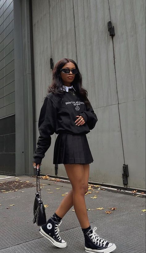 Winter Skirt Outfit With Sneakers, Mini Skirt With Hoodie Outfit, Outfit For Athletic Body Type, Hot Clothing Style, Autumn Outfits Baddie, T Shirt And Pleated Skirt Outfit, Outfit With Short Black Skirt, Sweatshirt And Pleated Skirt Outfit, Long Sleeve Shirt And Skirt Outfit