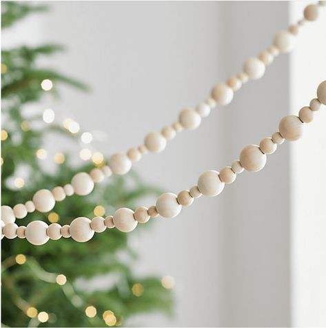 Joululahjat Diy, Wood Beads Diy, Diy Christmas Decorations For Home, Diy Christmas Garland, Scandinavian Christmas Decorations, Wooden Bead Garland, Christmas Tree Garland, Christmas Potpourri, Tree Garland