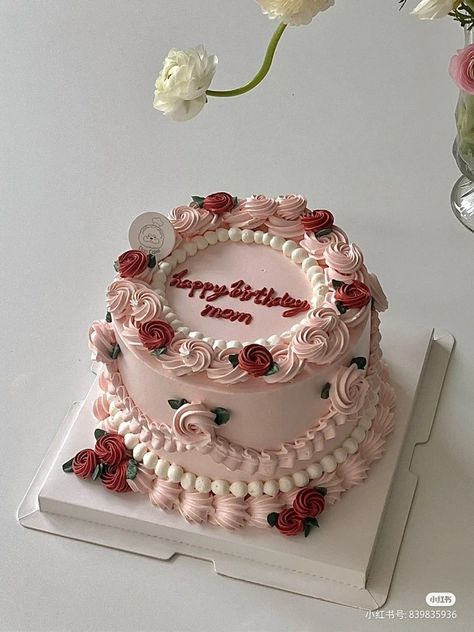 Vintage Cake White And Pink, Aesthetic Tres Leches Cake, Fun Round Cake Ideas, Pink Vintage Cake Round, Pretty Heart Cakes, Vintage Cake Flowers, Pretty Simple Birthday Cakes, Flower Design Cake Birthday, Bday Cakes For Mom