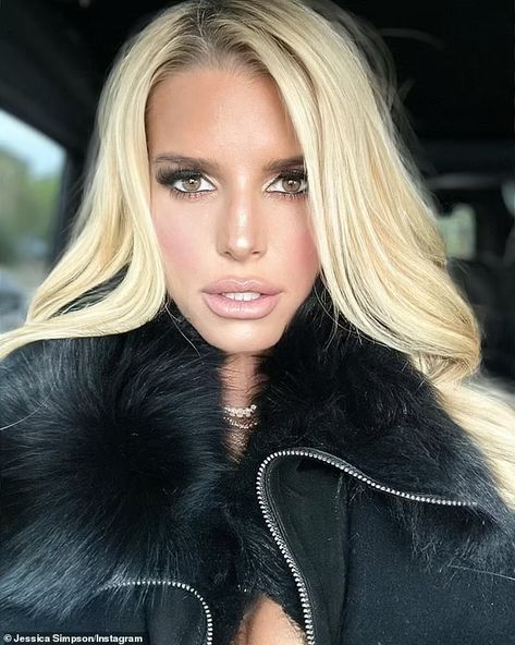 Jessica Simpson, 42, shares ultra-glam selfie as she stuns fans with youthful appearance | Daily Mail Online Jessica Simpson Diet, Carrie Underwood Diet, Jessica Simpson Now, Jessica Simpson Makeup, Jessica Simpson Workout, Celebrity Diets Plan, Nick And Jessica, Celebrity Workout Routine, Jessica Simpson Hair