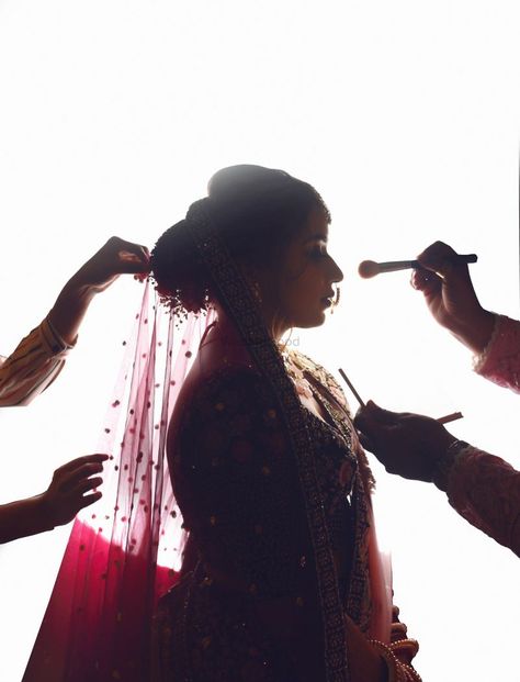 Bride Makeup Shoot Poses, Makeup Shots Wedding, Bride Mekup Pose, Bridal Makeup Shoot Ideas Photoshoot, Bride Mekup Shoot, Indian Bride Getting Ready Photography, Bride Makeup Shoot Ideas Photoshoot, Indian Wedding Creative Photography, Bride Making Photography