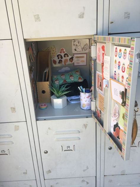 Lockers Ideas For School, School Lockers Aesthetic, High School Lockers Aesthetic, Aesthetic Locker Ideas For School, Loker Sekolah, Work Locker Ideas, Locker Inspo School, School Locker Aesthetic, Locker Design Ideas