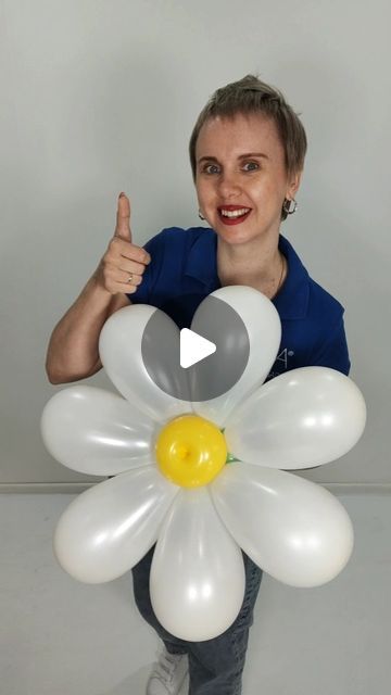 Balloon Modelling Step By Step, Flower Balloon Column, Ballon Flower Tutorial, Balloon Hairstyles, Balloon Flowers Diy Tutorials, Balloon Flower Tutorial, Easy Balloon Centerpieces, Diy Balloon Centerpieces, Balloon Bouquet Centerpiece