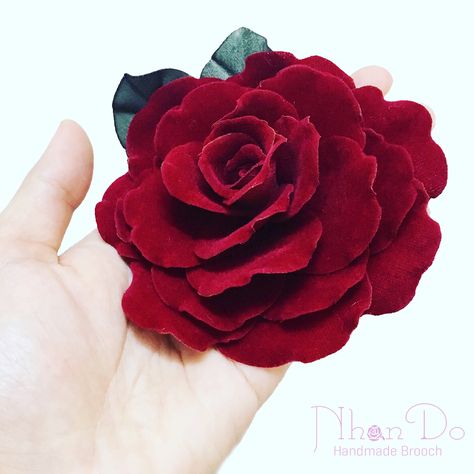 Red Velvet Fabric, Fabric Flower Pins, Ribbon Crafts Diy, Fabric Flower Brooch, Fabric Rose, Rose Brooch, Velvet Flowers, Flower Fabric, Balloon Flowers