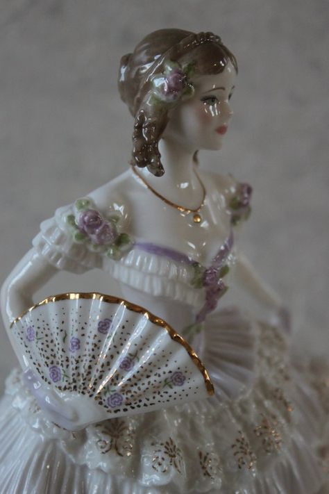 Royal Worcester. «Belle of the Ball» Figurine, China Doll Aesthetic, Porcaline Dolls Aesthetic, Vintage Porcelain Dolls Aesthetic, Porcelain Dolls Aesthetic, Porcelain Aesthetic, Porcelain Dolls Vintage, Porcelain Doll Aesthetic, Dolls Porcelain