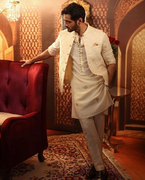 Mehndi Dress For Mens, Indian Wedding Outfits For Men, Engagement Dress For Groom, Casual Wedding Outfit, Wedding Outfits Indian, Man Dress Design, Indian Wedding Clothes For Men, Sherwani For Men Wedding, Wedding Kurta For Men