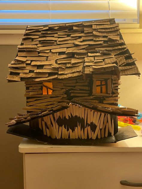 Model Haunted House, Haunted House School Project, Haunted Cardboard House, Halloween Crafts Cardboard, Halloween Crafts With Cardboard, Diy Monster House, Diy Haunted House Ideas For Kids, Monster House Decoration, Monster House Halloween Decoration