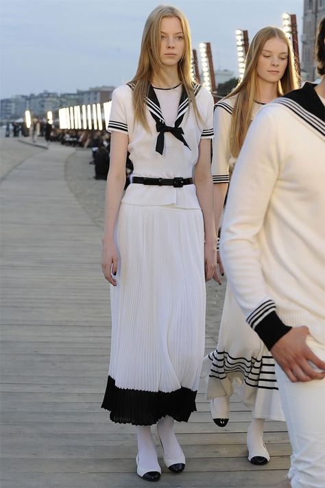 Nautical Chic, Chanel Resort, 2010 Fashion, Trendy Fall Outfits, Fashion Now, Nautical Fashion, Victor Hugo, White Dresses, Daily Outfits