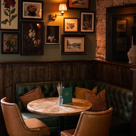 Quirky Pub Interior, Modern English Pub Interior Design, Vintage Pub Interior, English Pub Basement Bar, Old English Pub Aesthetic, Old English Pub Interior Design, Small Wine Bar Ideas Restaurants, Home Irish Pub, Bistro Interior Design Ideas