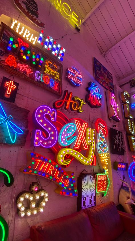 Neon Backgrounds Aesthetic, Neon Signs Wallpaper, Neon Retro Aesthetic, Neon Aesthetic Wallpaper, Neon Signs Aesthetic Wallpaper, Neon Wallpaper Aesthetic, Aesthetic Neon Signs, Retro Neon Wallpaper, 50s Neon Aesthetic