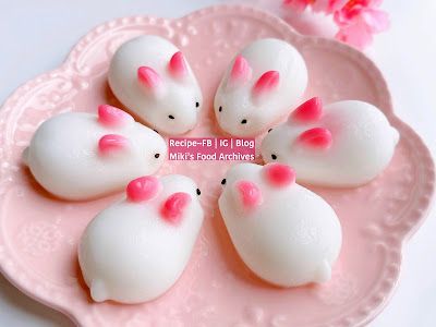 Bunny Shaped Desserts, Rabbit Dessert, Coconut Jello, Bunny Recipes, Jelly Bunny, Bunny Desserts, Coconut Panna Cotta, Pandan Leaves, Mango Jelly