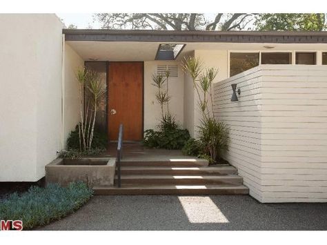 4693 White Oak Avenue, Encino, CA Mid Century Modern Exterior, Mid Century Exterior, California House, Primitive Homes, Mid Century Architecture, Casa Exterior, Decoration Inspiration, California Homes, Mid Century Modern House