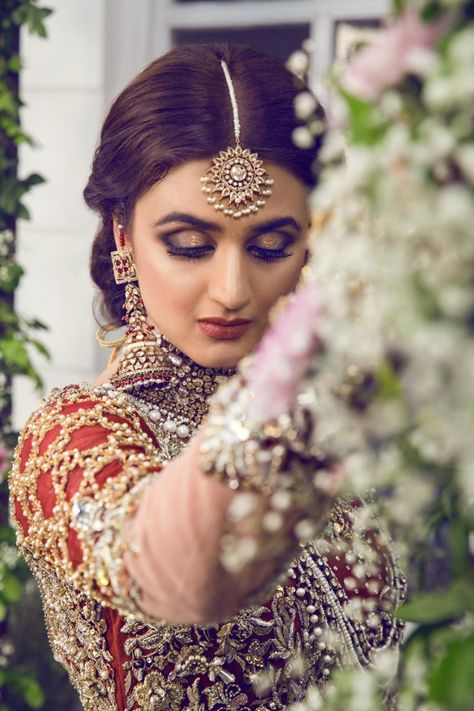 Mughal Floral Motifs, Hira Mani, Peach Gown, Pakistani Bridal Makeup, Shimmery Eyeshadow, Wine Red Color, Muslim Bride, Bridal Makeup Looks, Pakistani Bridal Dresses