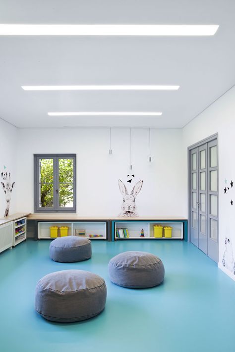 photo © Nikos Alexopoulos. Kindergarten Interior, Preschool Designs, Kindergarten Design, School Interior, Education Design, Classroom Design, Kids Interior, Learning Spaces, School Architecture