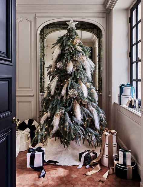 Modern Holiday Decor Christmas, Modern Holiday Decor, Modern Christmas Tree, Elegant Christmas Trees, Modern Christmas Decor, Christmas Tree Inspiration, Contemporary Christmas, Modern Holiday, Elegant Christmas