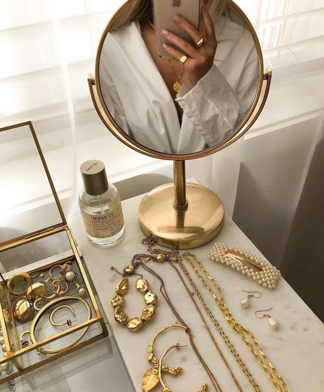 Beauty Table, Friend Jewelry, What Should I Wear, Gold Aesthetic, Classy Aesthetic, Beige Aesthetic, Jewelry Photography, A Mirror, Diy Schmuck