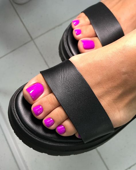 25 Summer Pedicure Ideas 2024: Explore Trendy Toenail Colors and Designs - Bright, Simple, Elegant Styles Pedicure Toe Nails Summer, Toe Nails Color Ideas, Lavender Toe Nails Design, Beach Pedicure Ideas Toenails, Best Toe Nail Color Summer, Summer Pedicure Colors 2024, Chrome Pedicure Toenails, Bright Pedicure Ideas, Summer Toenail Colors