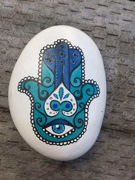 Hamsa Rock Chakra Painting, Hamsa Art, Hamsa Design, Arte Yoga, Frida Art, Mandala Rock Art, Stone Art Painting, Rock Painting Patterns, Rock Painting Designs