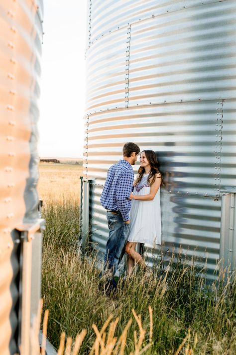 Country Couple Photoshoot, Farm Family Pictures, Farm Engagement Photos, Rustic Engagement Photos, Country Couple Pictures, Country Engagement Pictures, Couple Photoshoot Ideas, Country Couple, Cute Country Couples