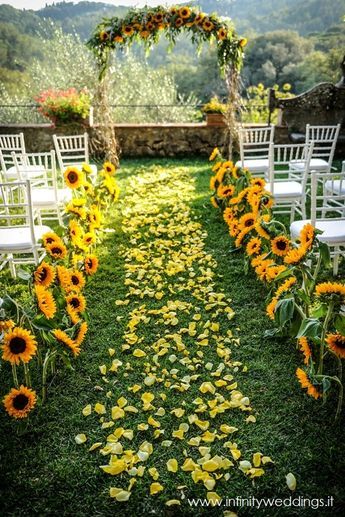 Wedding Decorations With Wood Slices, Summer Time Wedding Dresses, Sunflower Alter Arrangements, Nature Event Decor, Yellow Flowers Wedding Decoration, Sunflower Decor Wedding, Forest Green And Sunflower Wedding, Sunflower Field Wedding Ceremony, Yellow Aesthetic Wedding