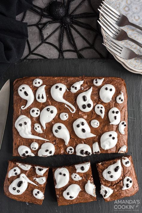 Ghost Brownies, Marshmallow Ghosts, Black Frosting, Halloween Treats To Make, Halloween Deserts, Halloween Brownies, Fudge Brownie Recipe, Postres Halloween, Chocolate Whoopie Pies