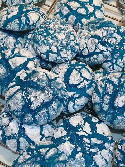 Blue Crinkle Cookies, Blue Party Foods, Blue Snacks, Crinkle Cookies Recipe, White Desserts, Blue Cookies, Blue Desserts, Blue Food Coloring, Crinkle Cookies