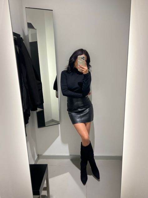 Skirt Party Outfit Night, Mini Skirt Outfit Night, Leather Skirt Outfit Party Night, Skirt Party Outfit, Leather Skirt Outfit Winter, Black Skirt Outfit Fall, Mini Skirt Outfit Winter, Leather Mini Skirt Outfit, Party Outfit Night