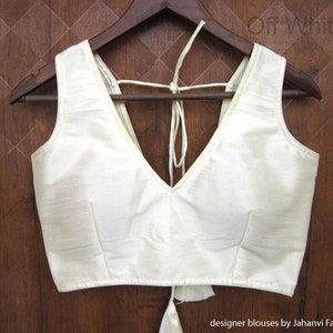 Blouse Designs Without Sleeves, Without Sleeves Blouse Designs, Short Sleeves Design For Blouse, White Blouse Ideas, White Blouse Designs, Red Blouse Design, Sleeveless Blouse Saree, Boat Neck Blouse Design, Choli Blouse