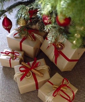 Christmas wrapping idea.  Kraft paper. cinnamon sticks, Dried orange slice, raffia, burgundy velvet ribbon. Lots of texture. DIY Wrapped Presents, Gift Wraps, Brown Paper Packages, Creative Gift Wrapping, Wrapping Ideas, Noel Christmas, Christmas Gift Wrapping, Brown Paper, Christmas Joy